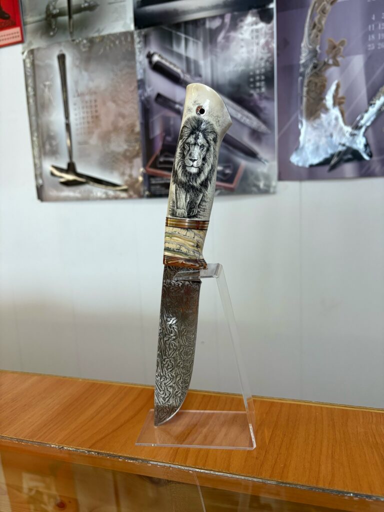 Нож лев